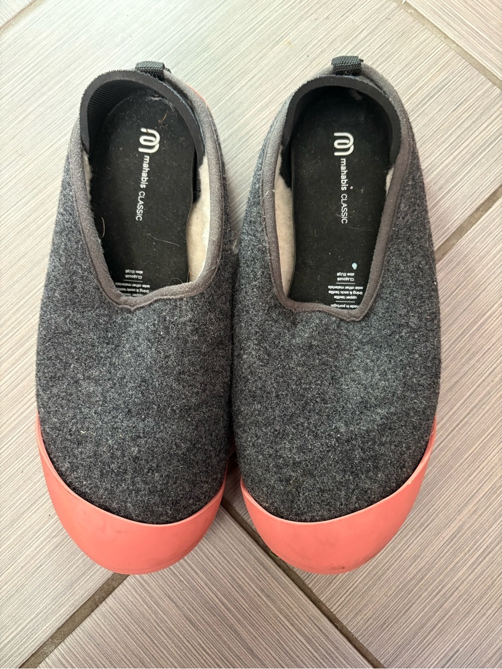 mahabis Classic Felt Slip-Ons in Dark Gray with Coral Accent